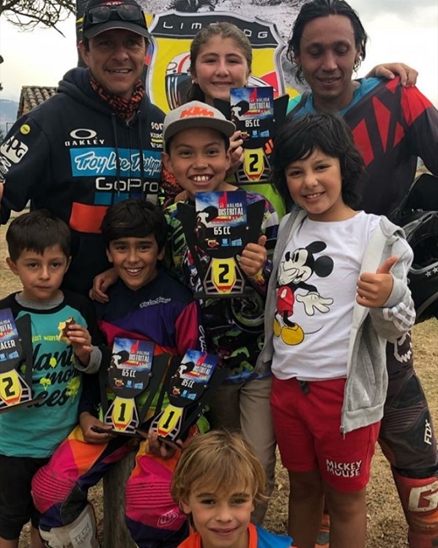 Valery junto a sus compañeros