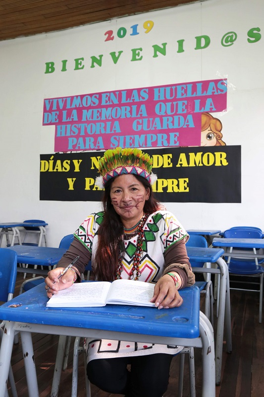 Indigena en un salón de clases