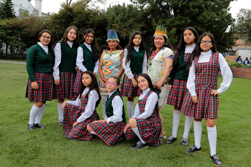 Estudiantes en una zona verde posando