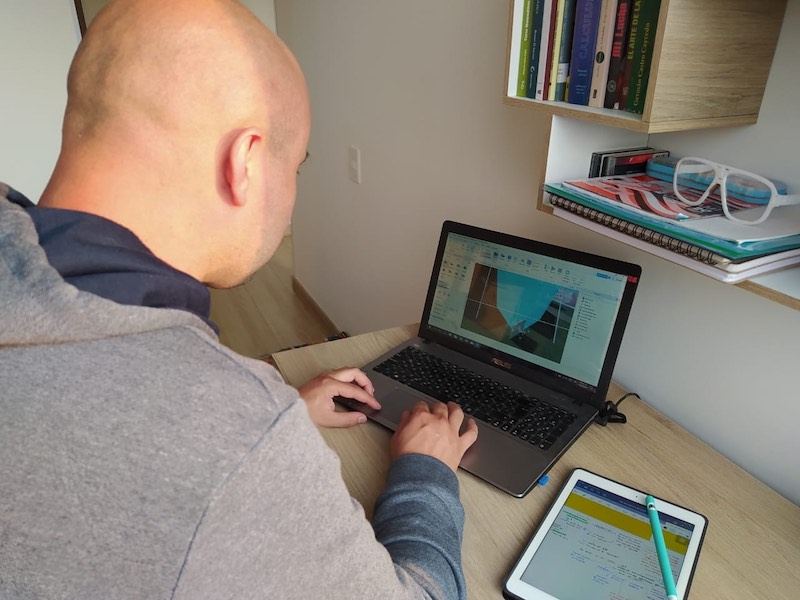 Profe Jairo en un computador