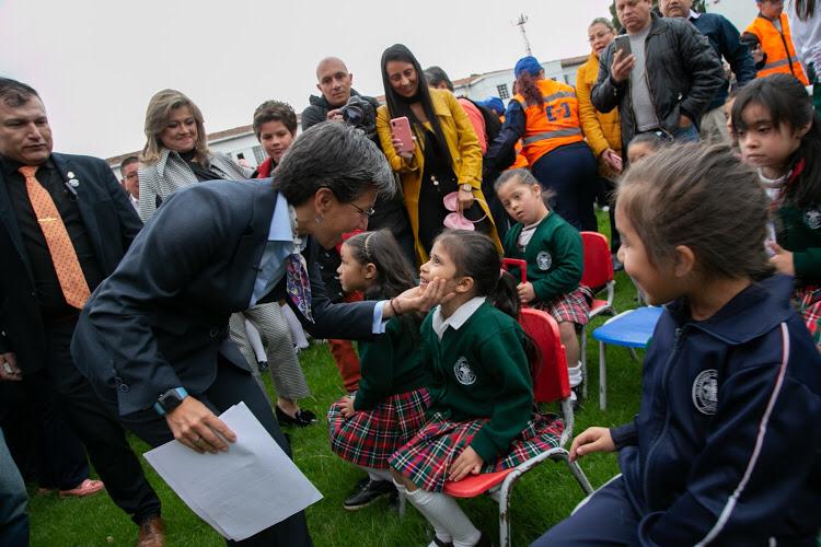Claudia López junto con estudiantes