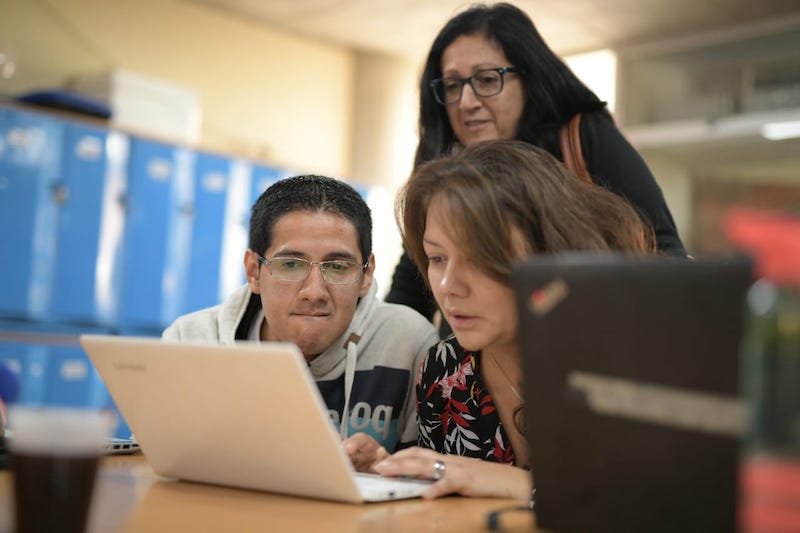 Profesores en un computador