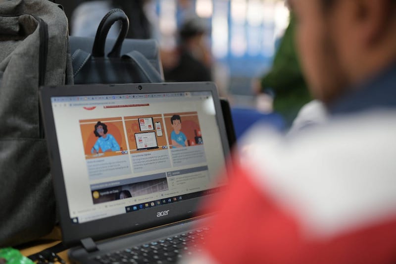 Profesora frente a un computador