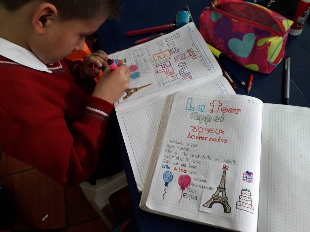 Estudiante con su cuaderno