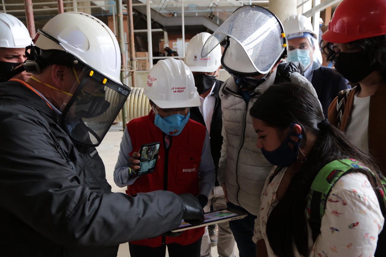 Alcaldesa con funcionarios