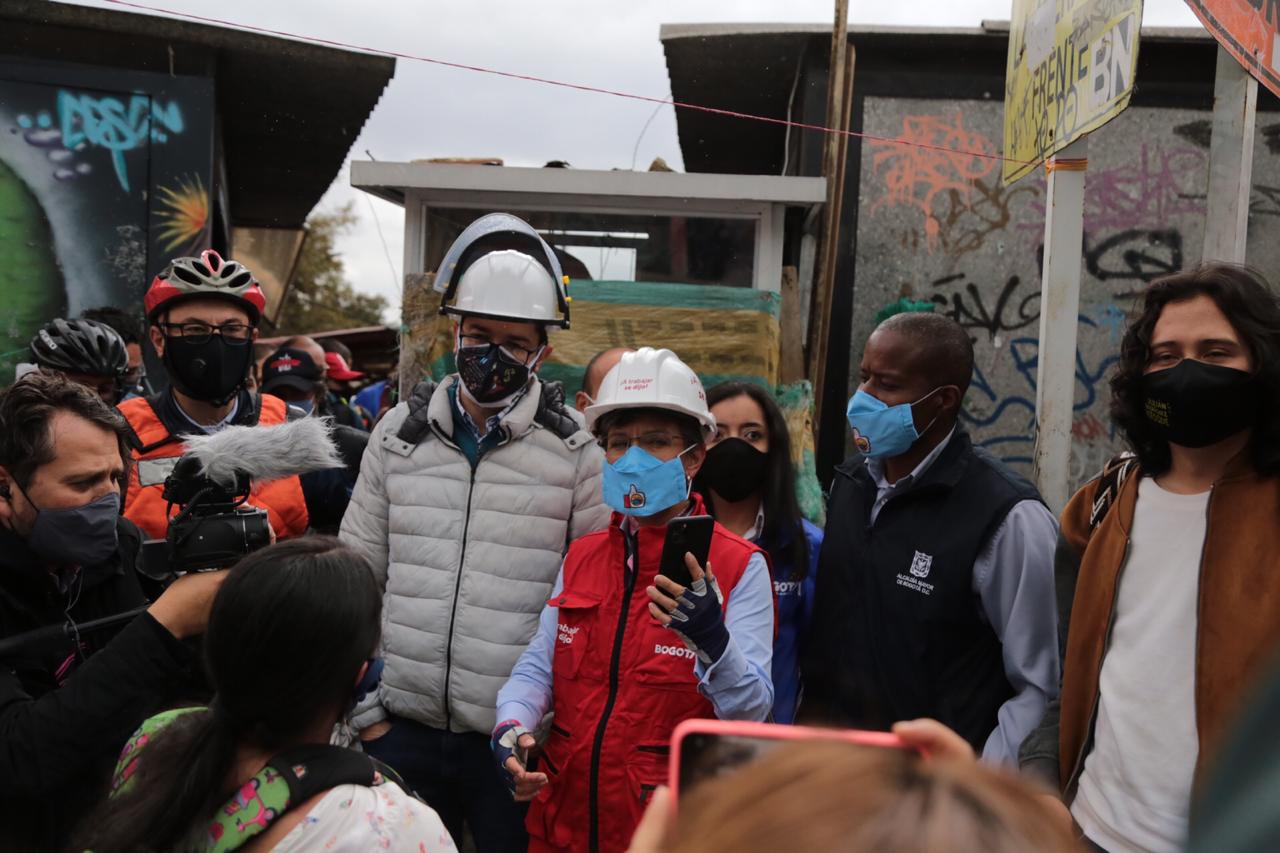 Alcaldesa viendo obras