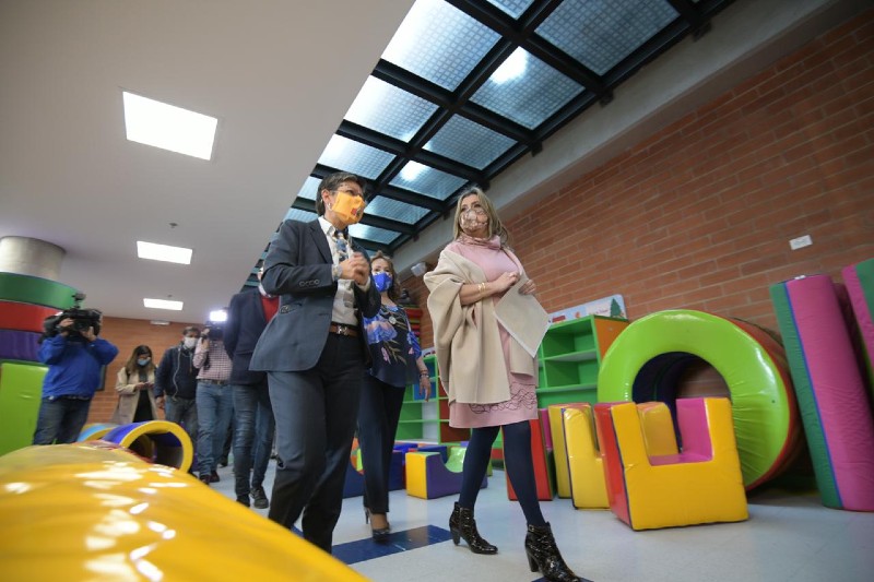 Alcaldesa Claudia López junto a Edna Bonilla