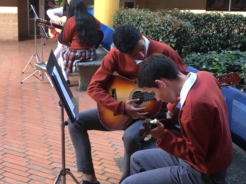 jóvenes tocando guitarra