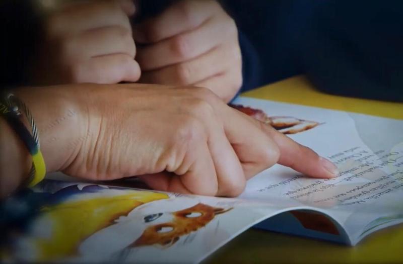 En dedo señalando un libro